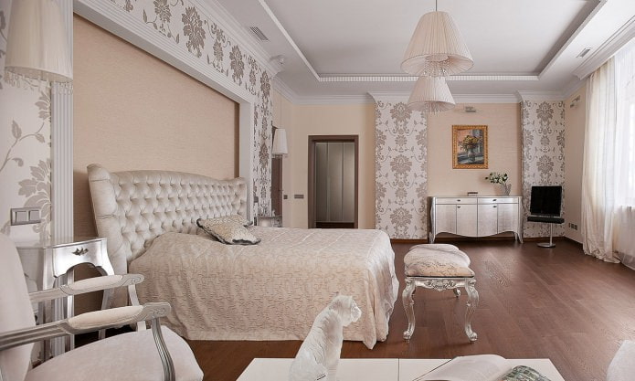 Beige muren met behang en verf in de slaapkamer