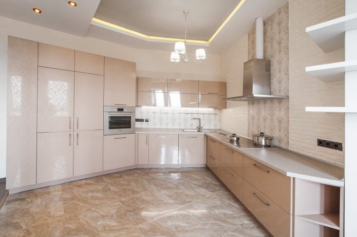 Beige en wit plafond in de keuken