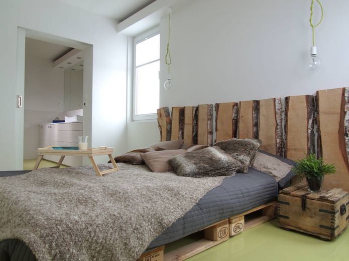 matras op pallets en hoofdbord gemaakt van zaagsneden