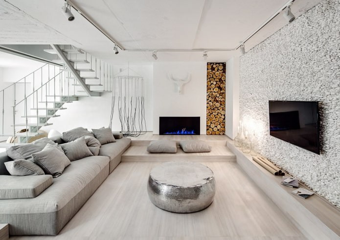 open haard in het interieur van de woonkamer in eco-stijl