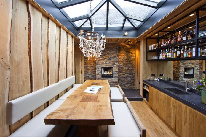 hout en decoratieve steen in de keuken