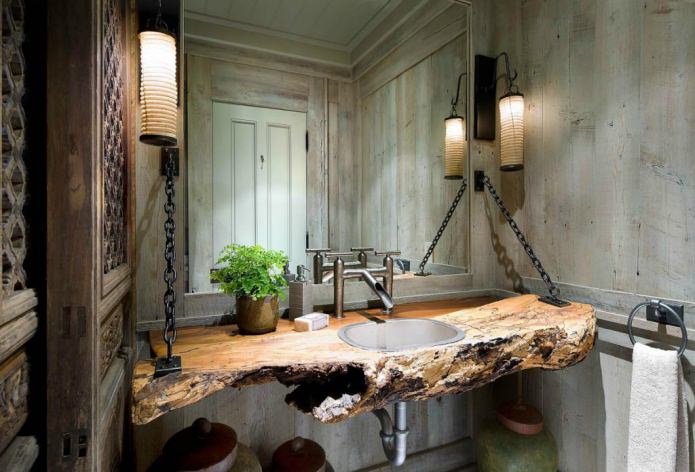 aanrechtblad in de badkamer van natuurlijk gezaagd hout