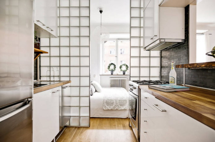 scheidingswand in het interieur van de keuken-slaapkamer