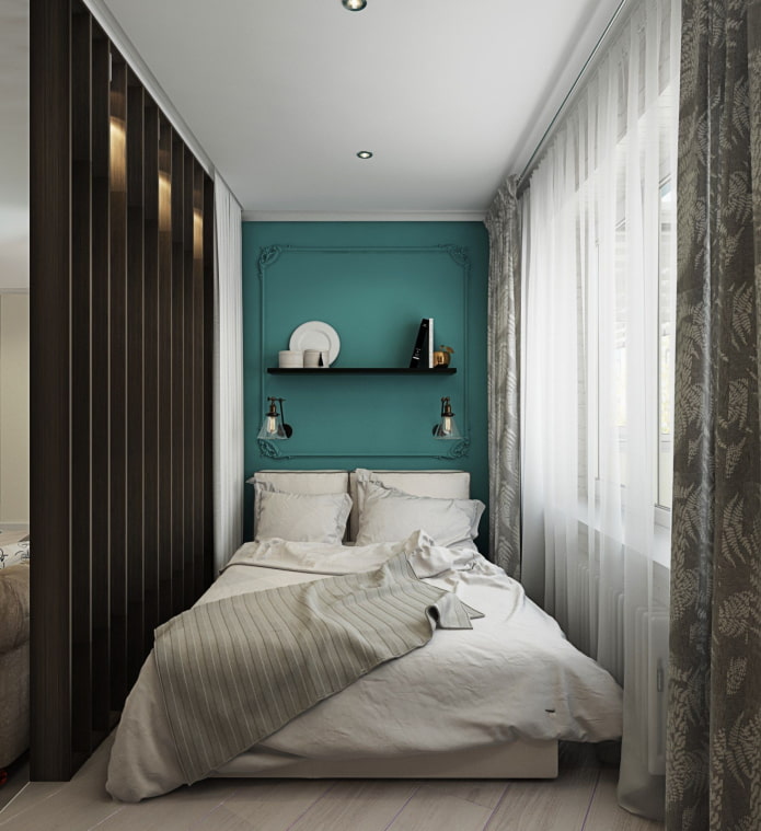 smalle slaapkamer met een lichte muur