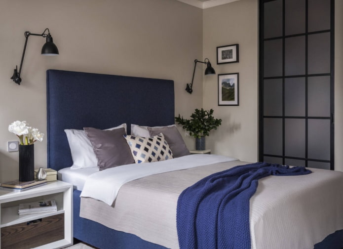 blauw bed in het interieur