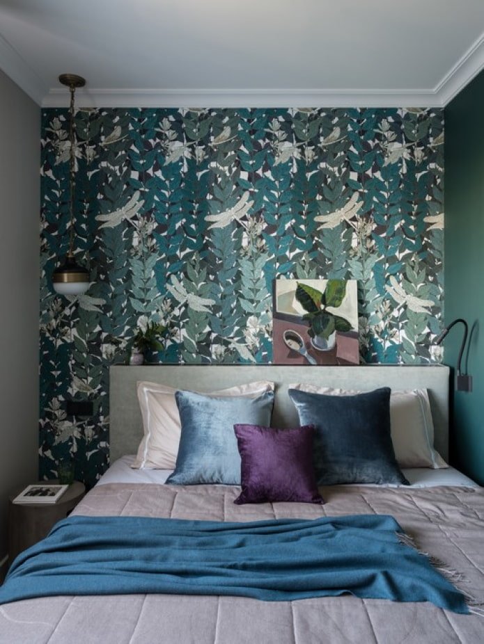 slaapkamer met een lichte muur