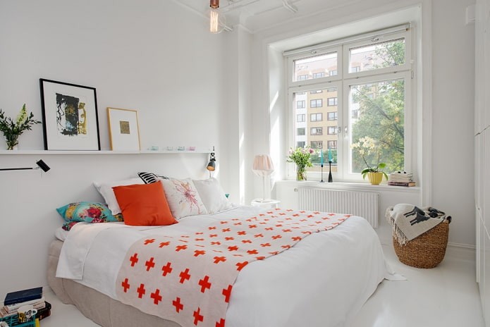Witte kleine slaapkamer in Scandinavische stijl