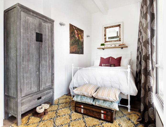 Interieur van een smalle, langwerpige slaapkamer