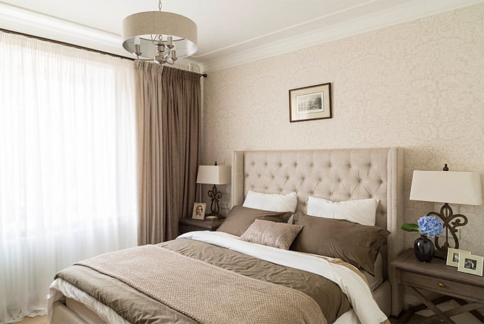 Kleine slaapkamer in beige tinten