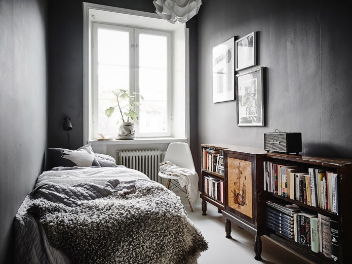 Donker interieur van een kleine slaapkamer