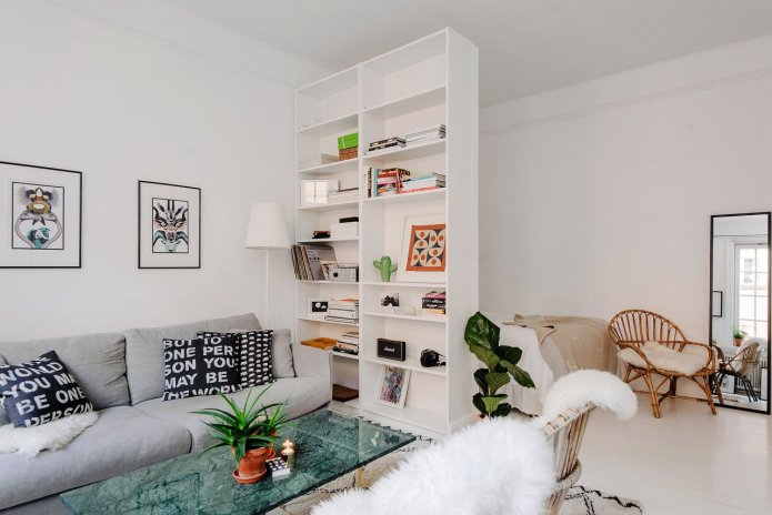 hoge kast in de woonkamer