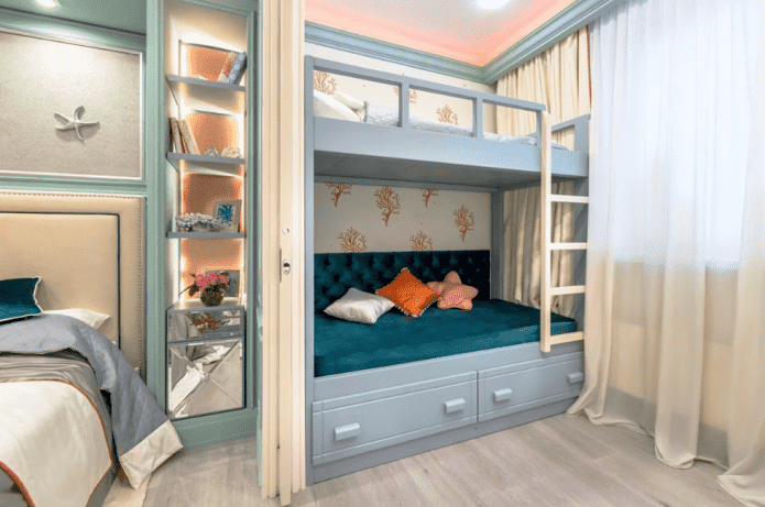 kinderhoek in het interieur van de ouderlijke slaapkamer