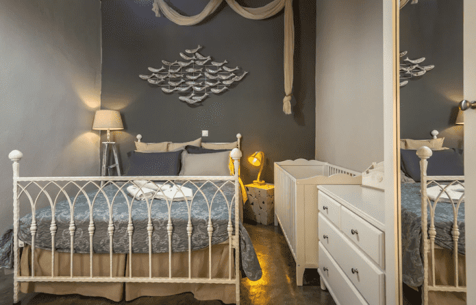 ontwerp van een kleine slaapkamer gecombineerd met een kinderkamer
