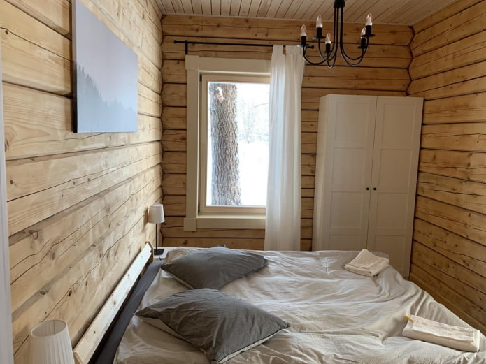 kleine slaapkamer met kast