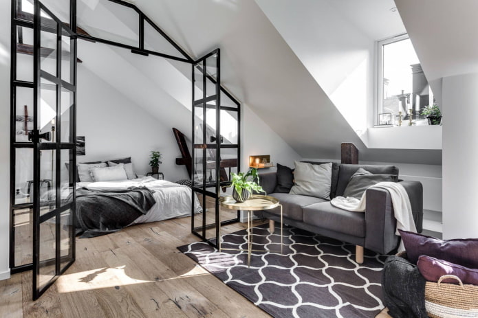 het slaapgedeelte indelen in het interieur van een zolderkamer