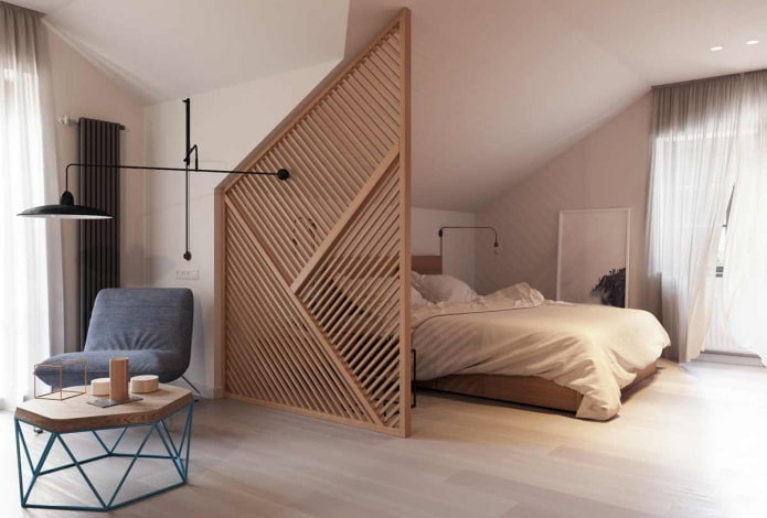het slaapgedeelte indelen in het interieur van een zolderkamer