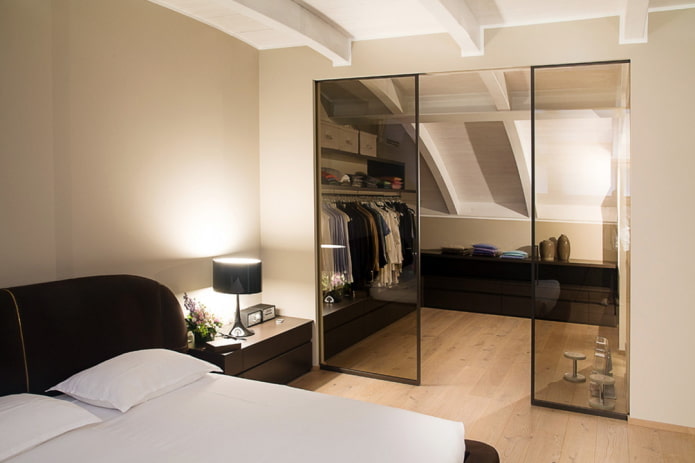 indeling van kleedkamer in het interieur van een slaapkamer op zolder