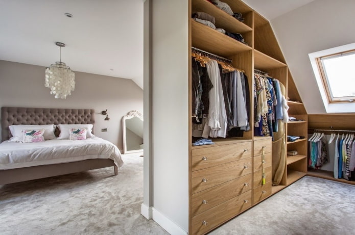 indeling van kleedkamer in het interieur van een slaapkamer op zolder
