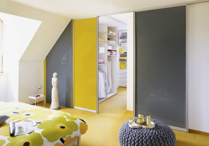 indeling van kleedkamer in het interieur van een slaapkamer op zolder