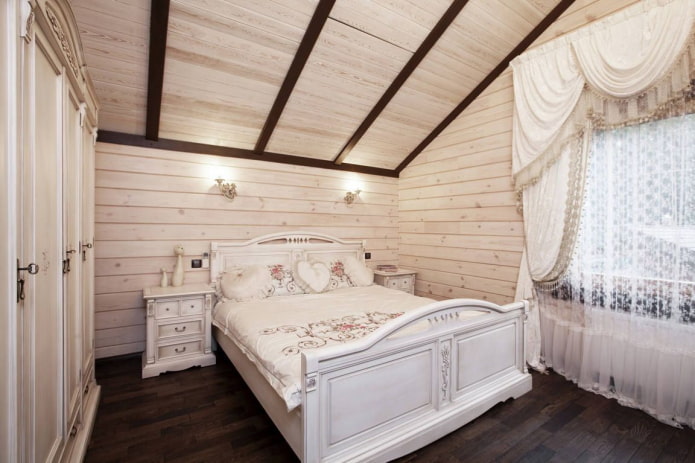 interieur van een zolderslaapkamer in Proven?aalse stijl