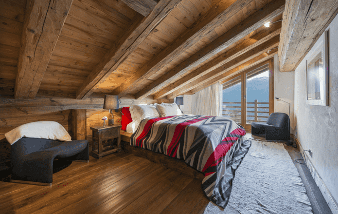 interieur van een zolderkamer in chaletstijl