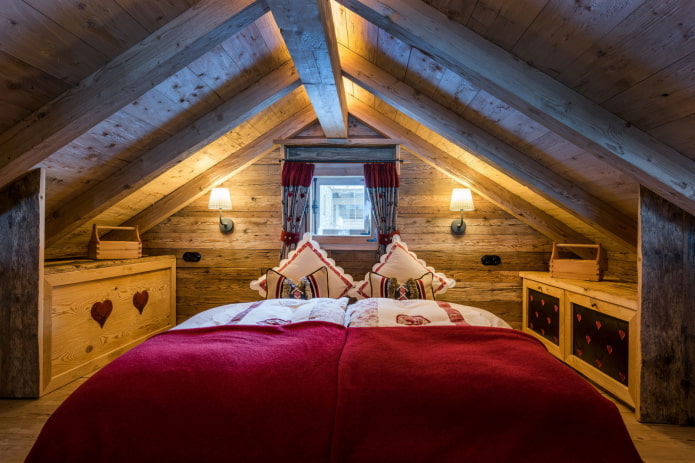 interieur van een zolderkamer in chaletstijl