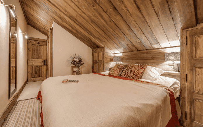 interieur van een zolderkamer in chaletstijl
