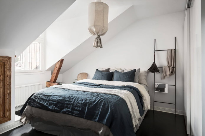 Interieur van een zolderkamer in Scandinavische stijl