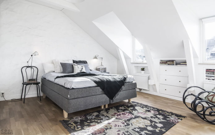Interieur van een zolderkamer in Scandinavische stijl