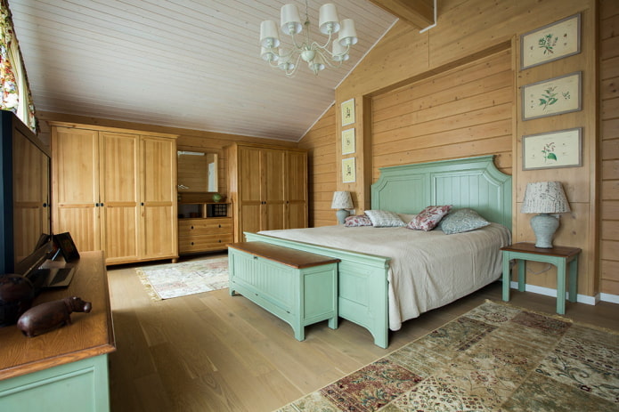 interieur van een zolderslaapkamer in Proven?aalse stijl