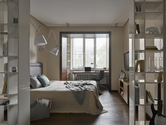 opstelling van meubels in de slaapkamer gecombineerd met een loggia