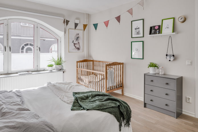babybedje in het interieur van de slaapkamer