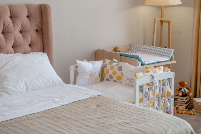 babybedje in het interieur van de slaapkamer