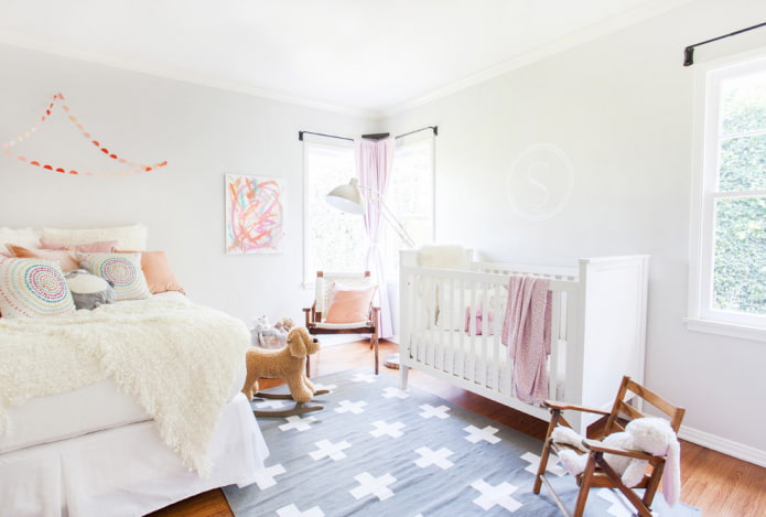 babybedje in het interieur van de slaapkamer
