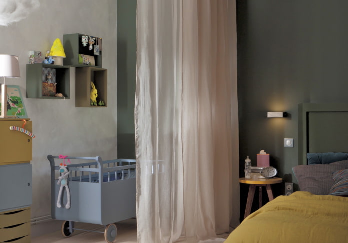 babybedje in het slaapkamerinterieur