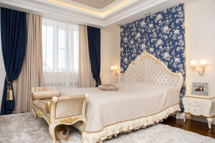 beige slaapkamerinterieur met felle accenten