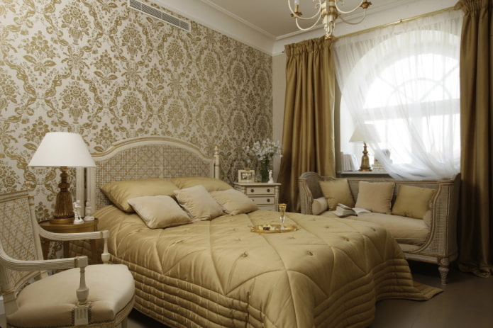 gordijnen in het interieur van een beige slaapkamer