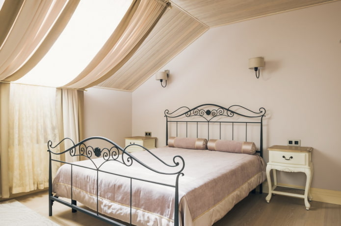meubels in het interieur van een beige slaapkamer