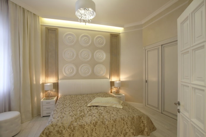 decoratie en verlichting in het interieur van een beige slaapkamer