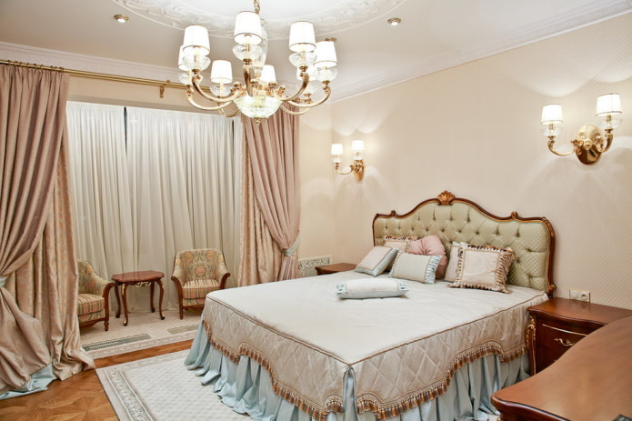 interieur van een beige slaapkamer in klassieke stijl