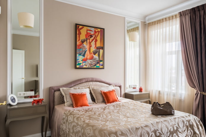 gordijnen in het interieur van een beige slaapkamer