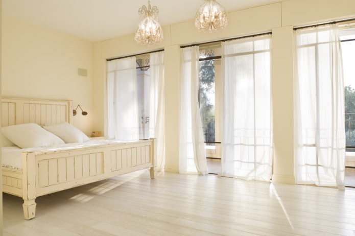 gordijnen in het interieur van een beige slaapkamer