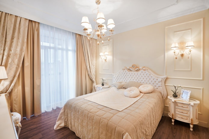 gordijnen in het interieur van een beige slaapkamer