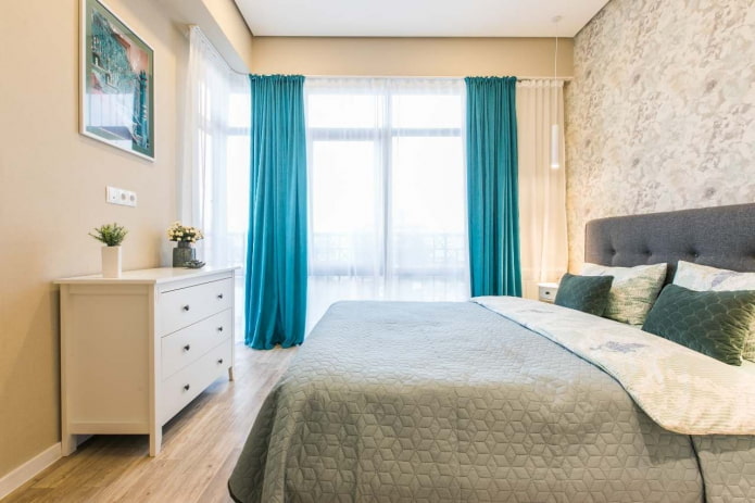 beige slaapkamerinterieur met felle accenten