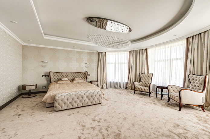 afwerking in het interieur van een beige slaapkamer
