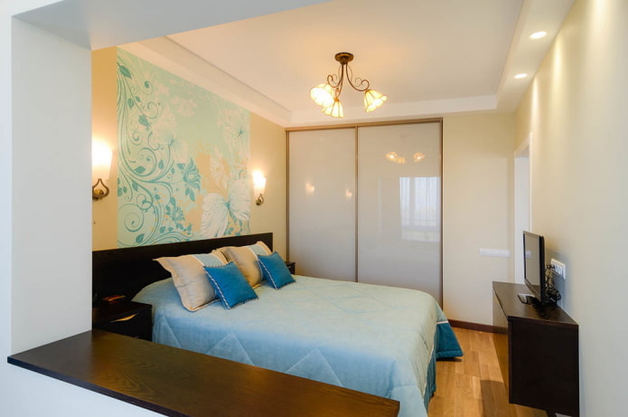 beige slaapkamerinterieur met felle accenten