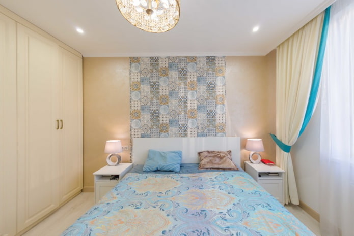 beige slaapkamer met blauwe accenten
