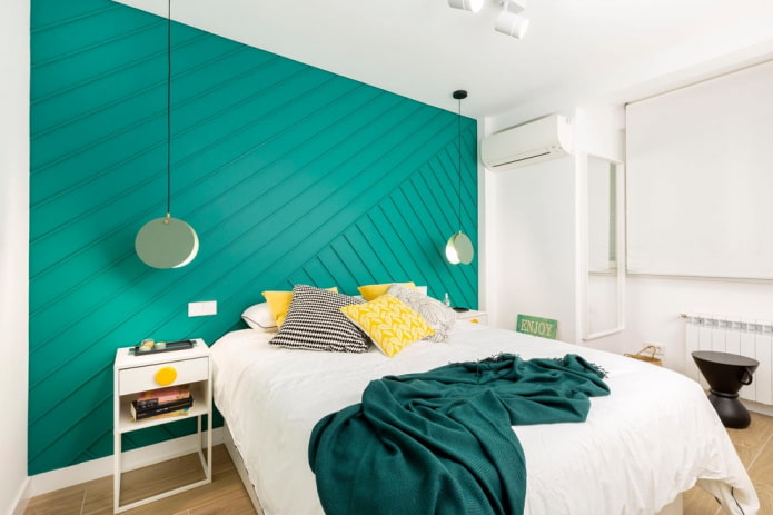 interieur van een wit-turquoise slaapkamer