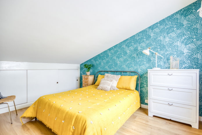 textiel en decoratie in een turquoise slaapkamer