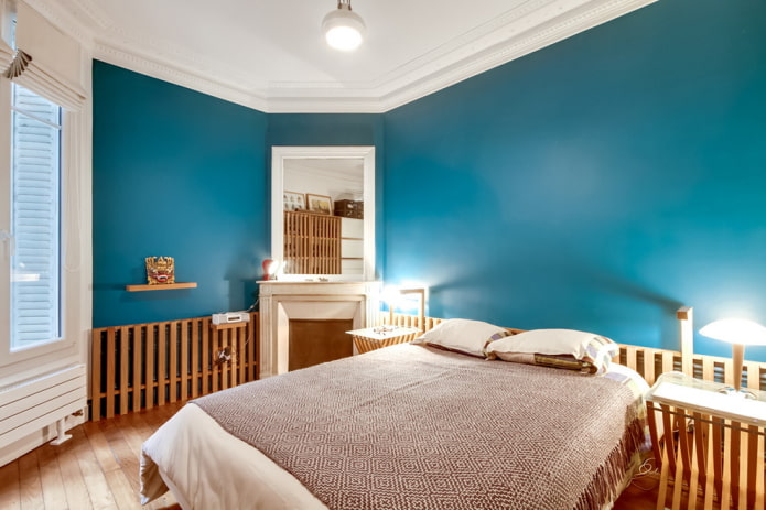 interieur van een turquoise-bruine slaapkamer